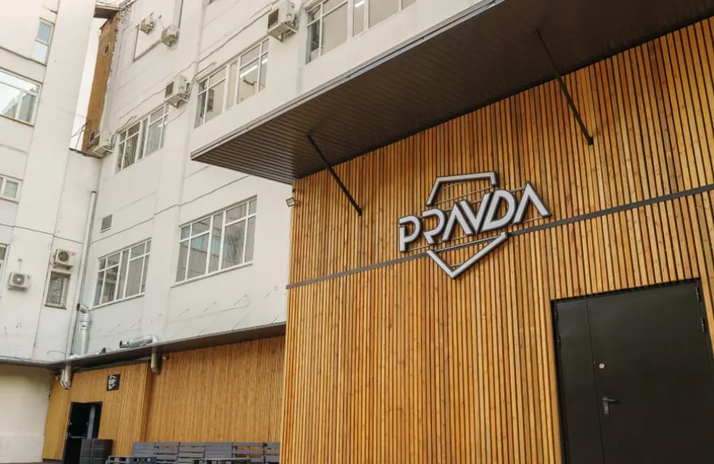 Вход в клуб